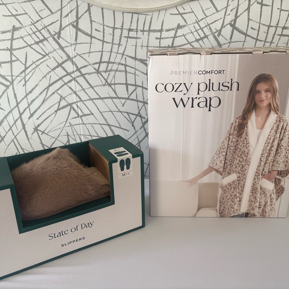 Premier Comfort Plush Wrap and State of Day Slippers Size 7-8